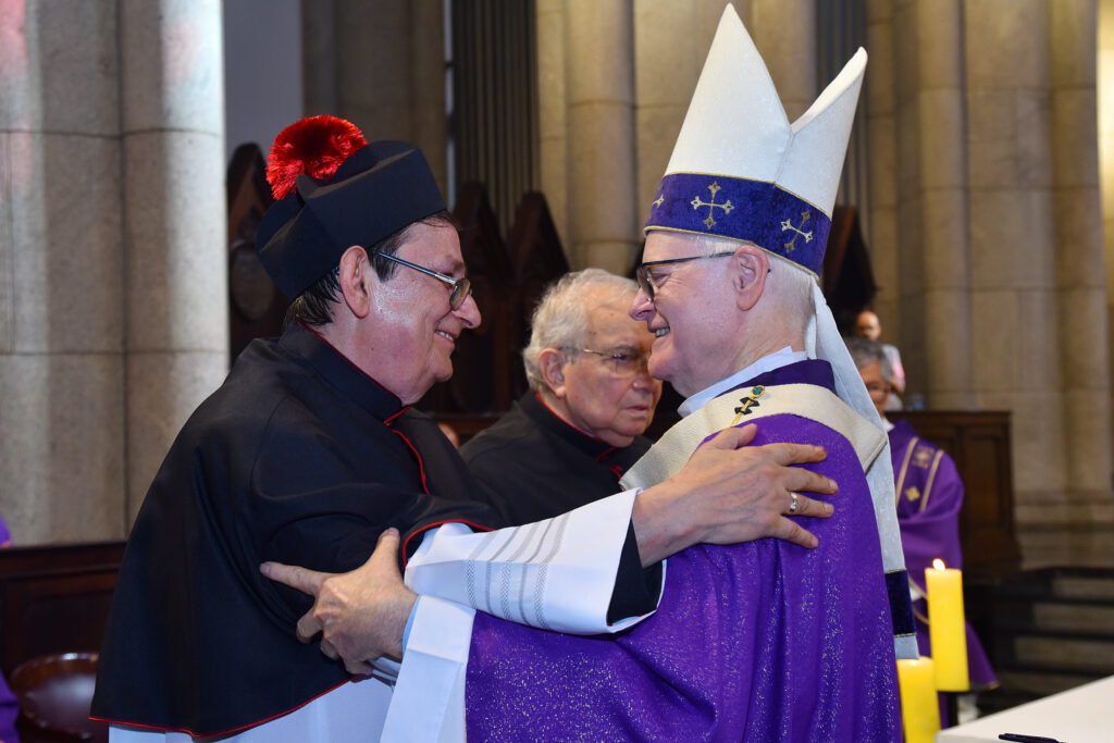 Cardeal Scherer dá posse a dois novos cônegos na Arquidiocese de São Paulo