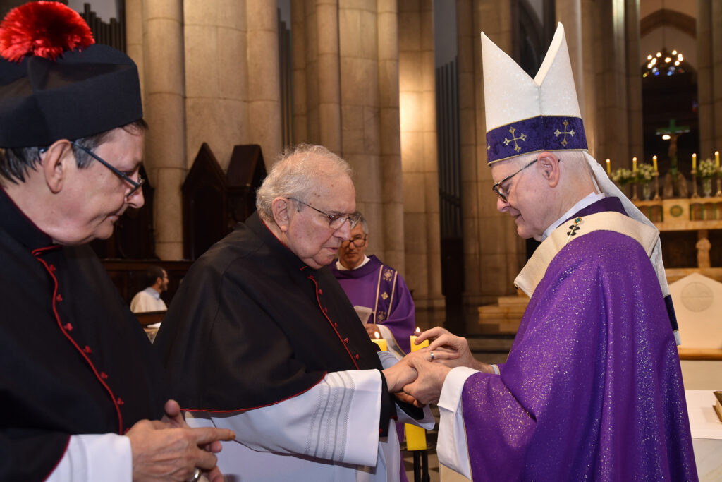 Cardeal Scherer dá posse a dois novos cônegos na Arquidiocese de São Paulo