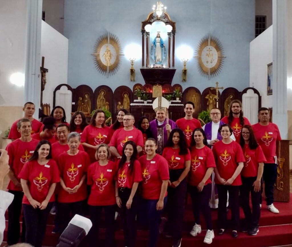 Dom Ângelo Mezzari confere o sacramento da Crisma a jovens e adultos - Jornal O São Paulo