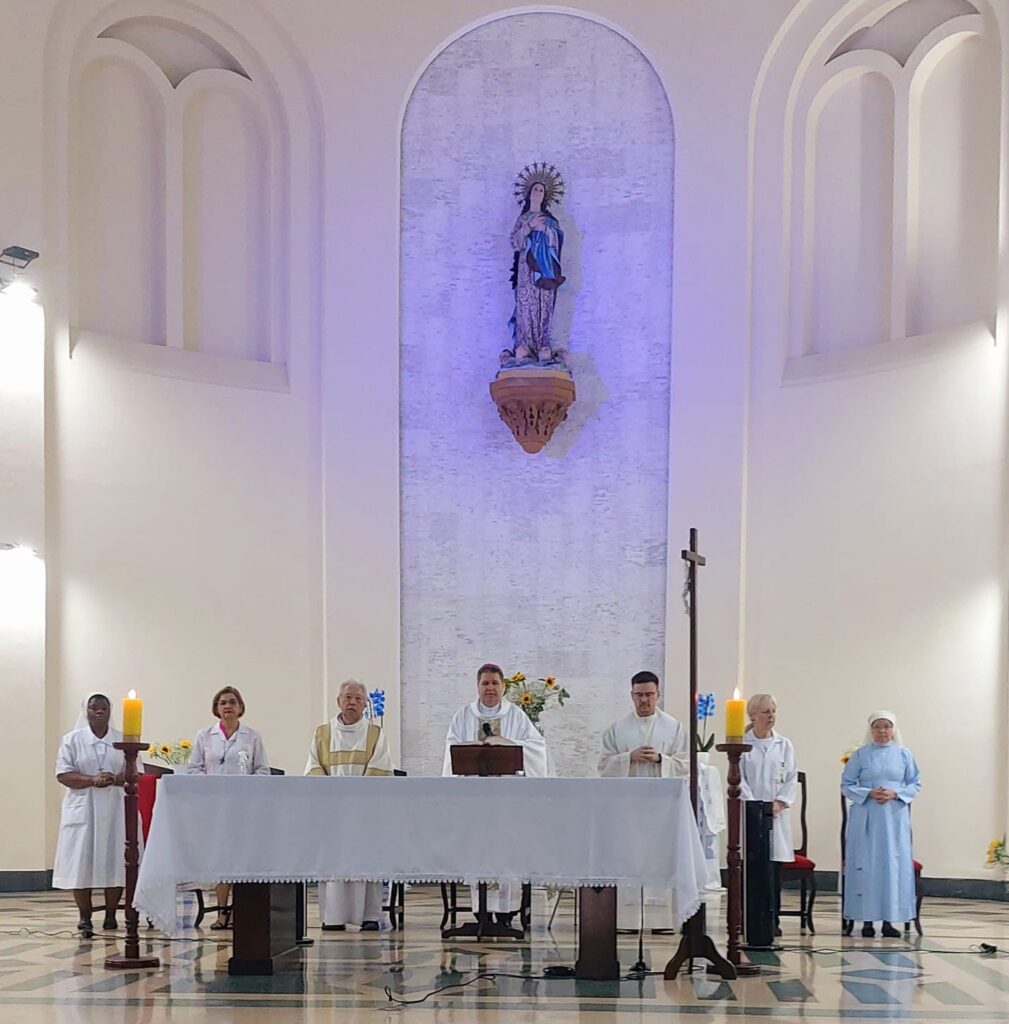 Dom Ângelo Mezzari confere o sacramento da Crisma a jovens e adultos - Jornal O São Paulo