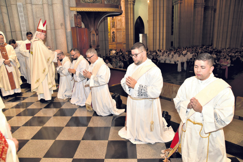 Na Catedral da Sé, Cardeal Scherer ordena 5 padres para a Igreja - Jornal O São Paulo