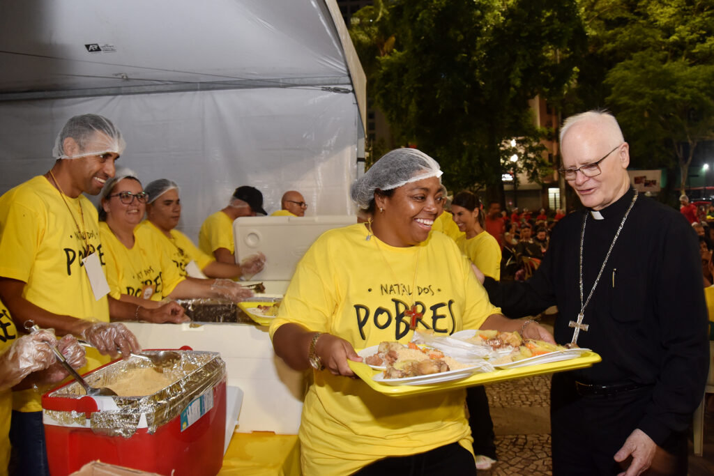 Natal dos Pobres: todos são bem-vindos à mesa para a ceia natalina - Jornal O São Paulo