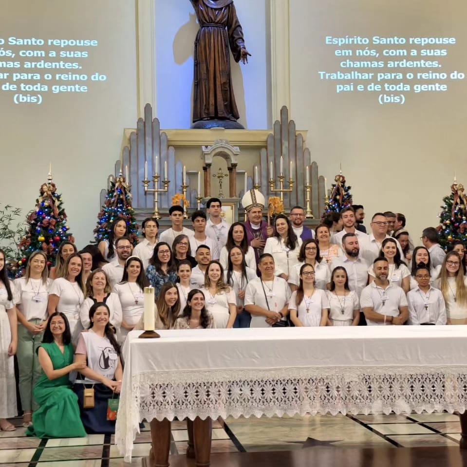 Dom Ângelo Mezzari confere o sacramento da Crisma a jovens e adultos - Jornal O São Paulo