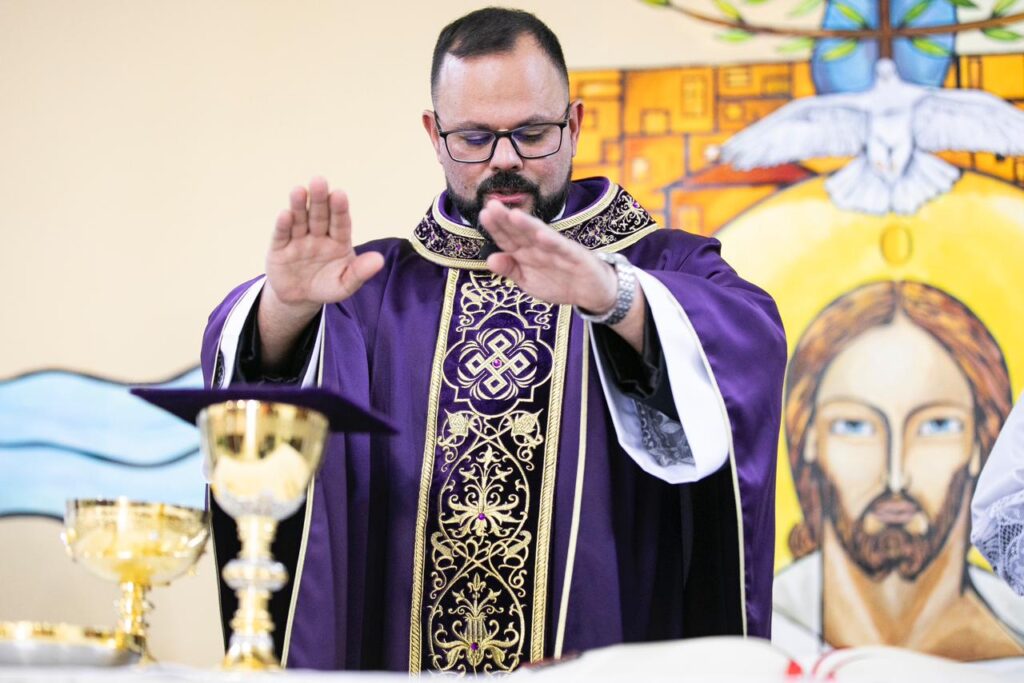 Recém-ordenado, Padre Rômulo Freire preside missa pela 1ª vez - Jornal O São Paulo