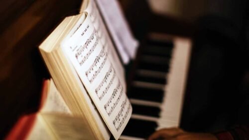 O cântico de louvor na missa pode ser abreviado?  - Jornal O São Paulo