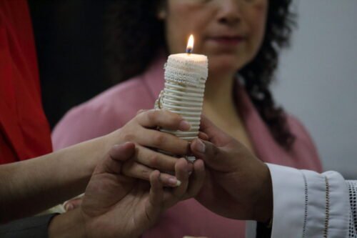 Faz sentido haver uma ‘madrinha de vela’ no Batismo de uma criança? - Jornal O São Paulo