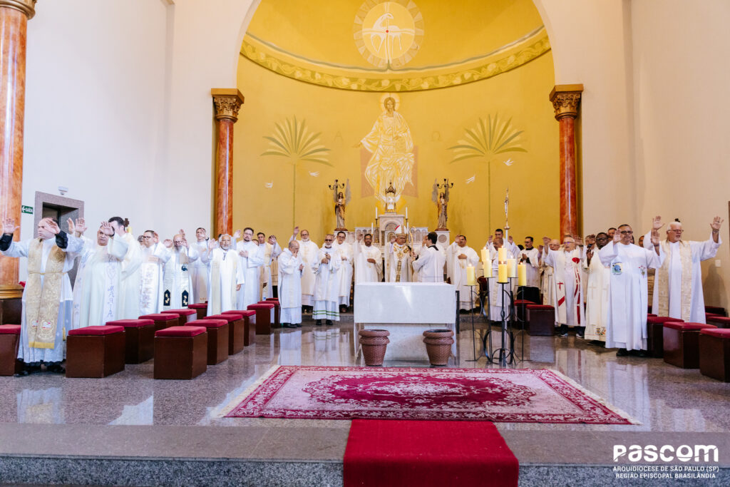 Com o clero, fiéis e amigos, Dom Carlos Silva comemora 3 anos de episcopado - Jornal O São Paulo