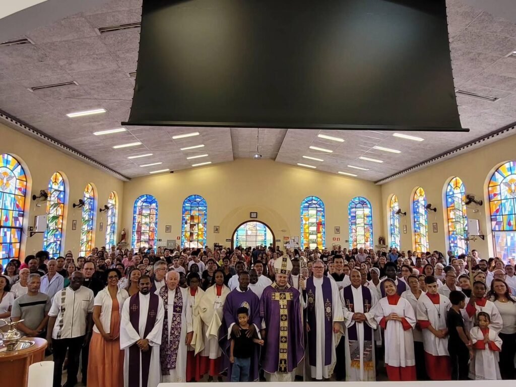 No bairro IV Centenário, Dom Cícero dá posse ao Pároco da Paróquia São Paulo Apóstolo