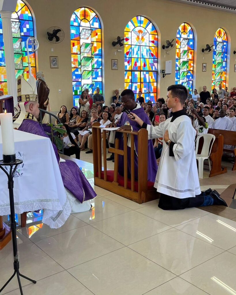 No bairro IV Centenário, Dom Cícero dá posse ao Pároco da Paróquia São Paulo Apóstolo