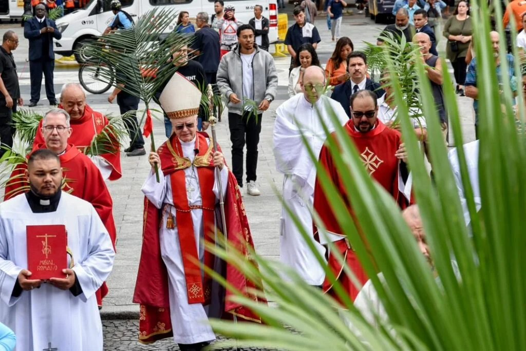 Como as multidões em Jerusalém, acompanhemos Jesus em Sua Paixão, Morte e Ressurreição - Jornal O São Paulo
