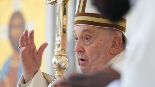 Papa na ‘Urbi et Orbi’: Remover as ‘pedras’ da guerra, do tráfico humano e das violações de direitos - Jornal O São Paulo