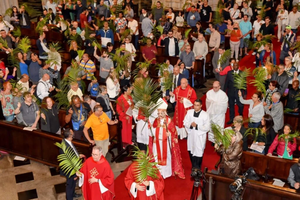 Como as multidões em Jerusalém, acompanhemos Jesus em Sua Paixão, Morte e Ressurreição - Jornal O São Paulo