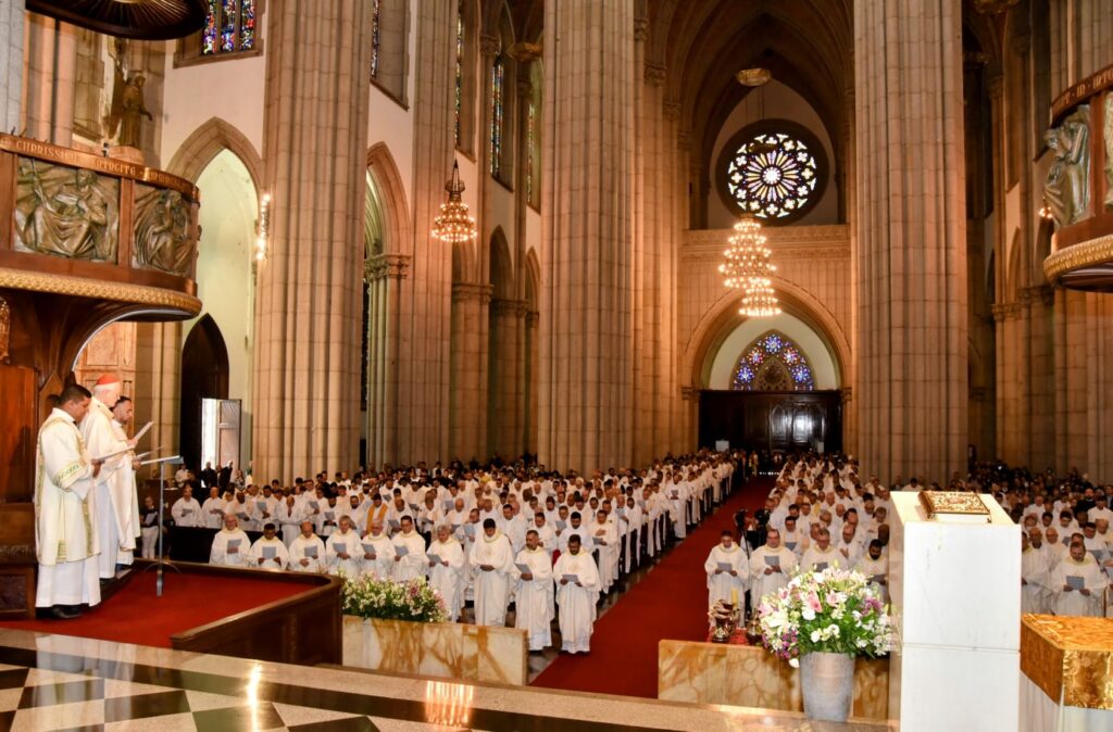 ‘Pela graça de Deus e pela unção do Espírito Santo, somos ministros de Cristo’ - Jornal O São Paulo
