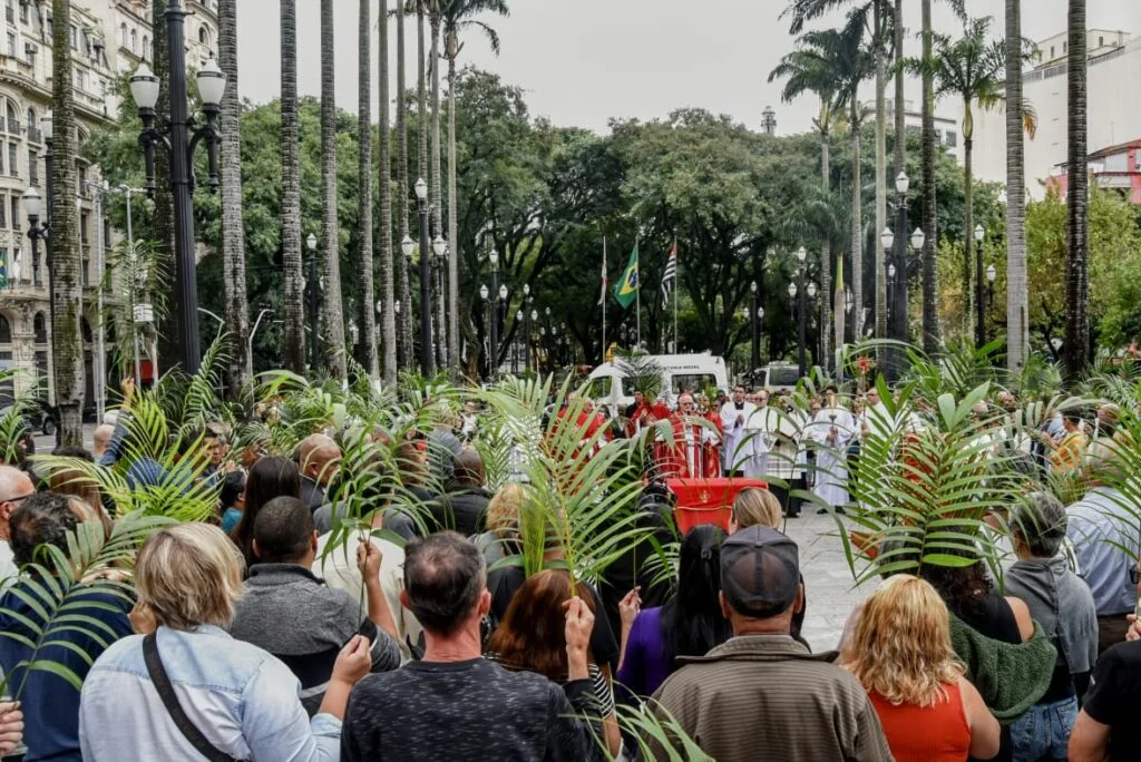 Como as multidões em Jerusalém, acompanhemos Jesus em Sua Paixão, Morte e Ressurreição - Jornal O São Paulo