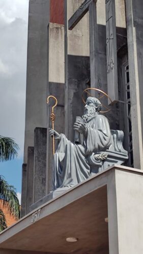 Escultura gigante de São Bento pode ser vista em paróquia na zona Sul de São Paulo