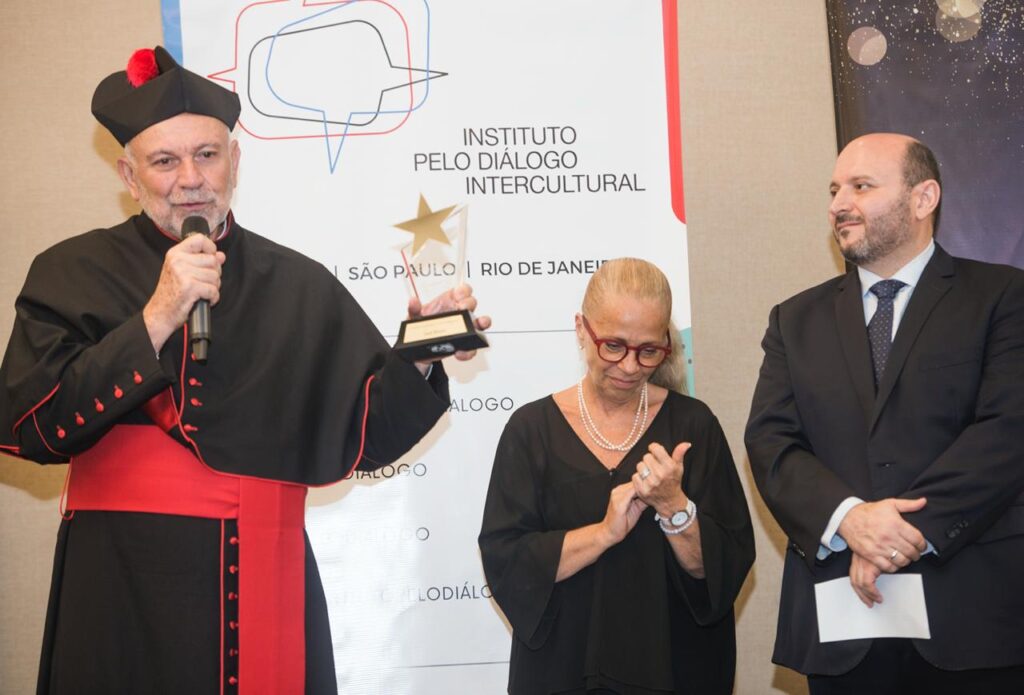 Cônego José Bizon recebe premiação do Instituto pelo Diálogo Intercultural - Jornal O São Paulo