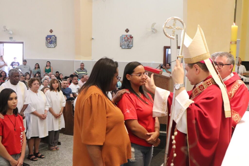 Dom Cícero confere o sacramento da Crisma em 3 paróquias na Região Belém - Jornal O São Paulo