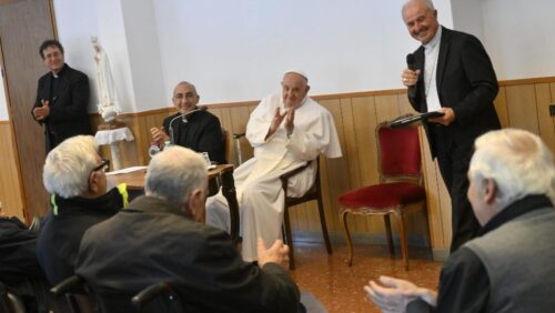 Papa se encontra com sacerdotes idosos de Roma: sigam em frente, junto com os jovens - Jornal O São Paulo