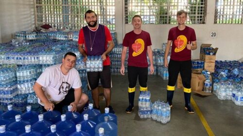 Seminaristas vivem experiência de missão com famílias afetadas pelas enchentes no RS - Jornal O São Paulo