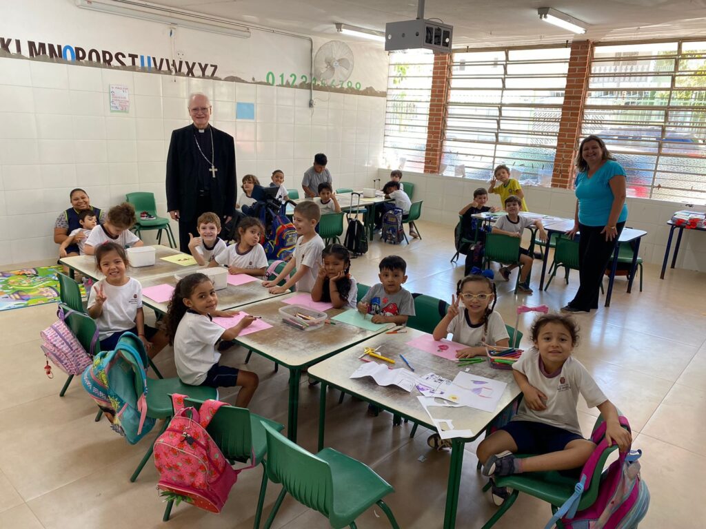 No Jardim São Paulo, Dom Odilo visita casas, escola e uma casa de repouso