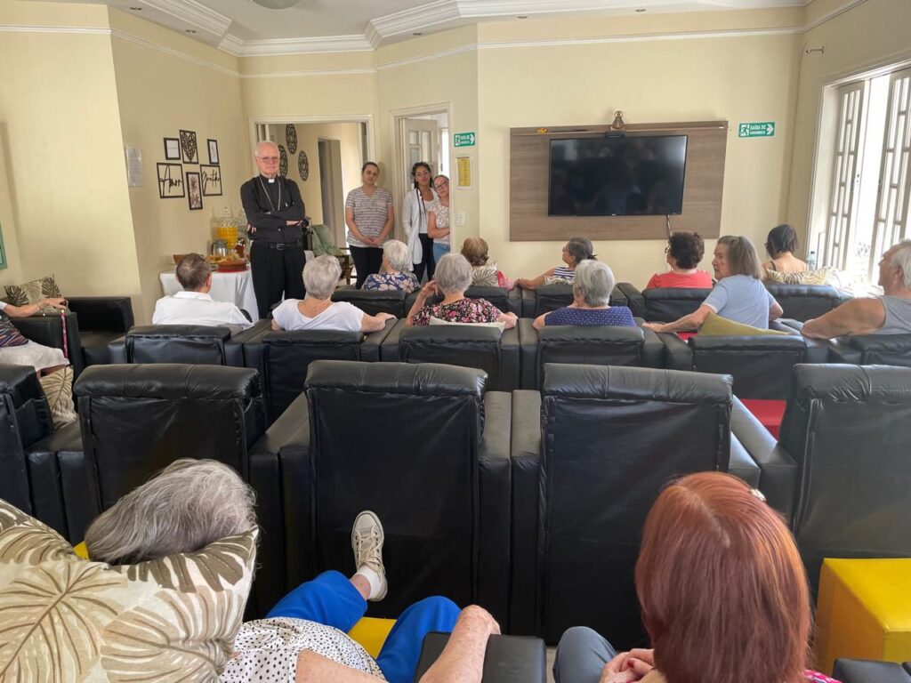 No Jardim São Paulo, Dom Odilo visita casas, escola e uma casa de repouso