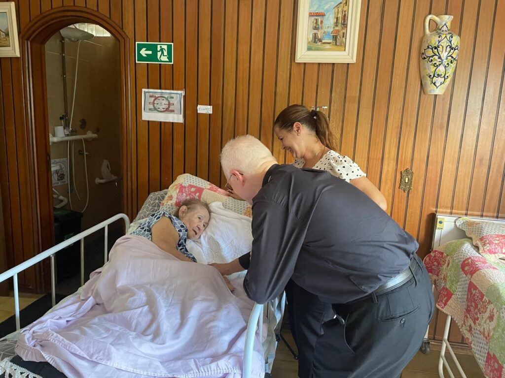 No Jardim São Paulo, Dom Odilo visita casas, escola e uma casa de repouso