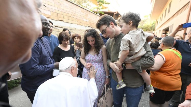 Papa catequiza famílias da periferia de Roma: eduquem os jovens para a liberdade e o respeito - Jornal O São Paulo