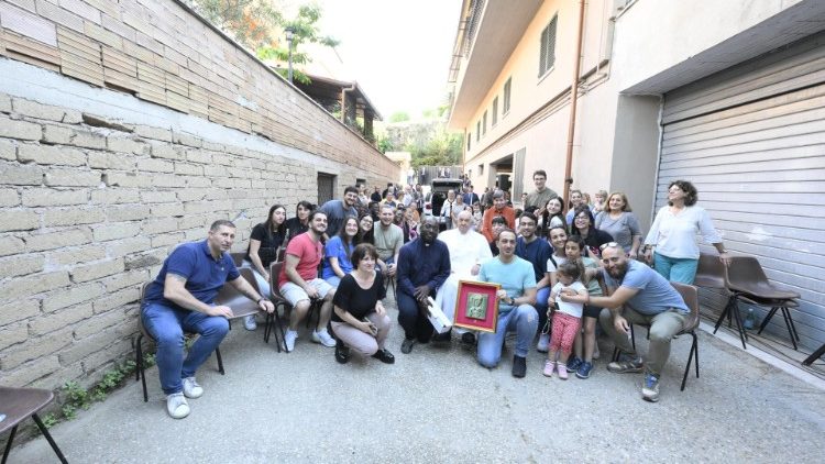 Papa catequiza famílias da periferia de Roma: eduquem os jovens para a liberdade e o respeito - Jornal O São Paulo