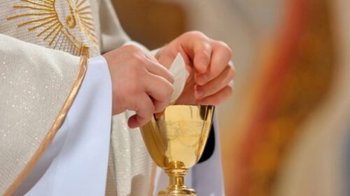 Qual o significado da fração do pão antes do momento da comunhão? - Jornal O São Paulo