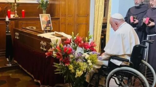 Francisco reza e homenageia seu confessor pessoal, morto recentemente - Jornal O São Paulo