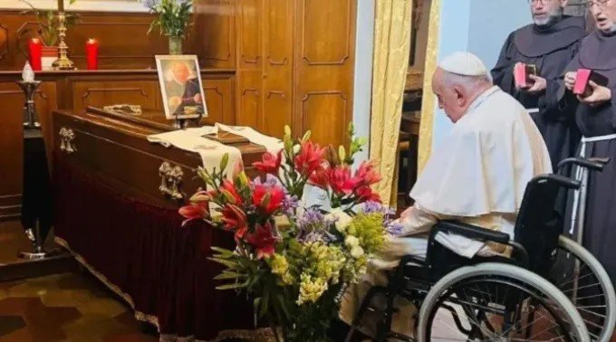 Francisco reza e homenageia seu confessor pessoal, morto recentemente - Jornal O São Paulo