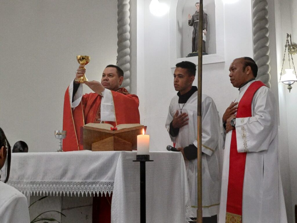 Dom Cícero preside missas com Crismas na Região Belém - Jornal O São Paulo