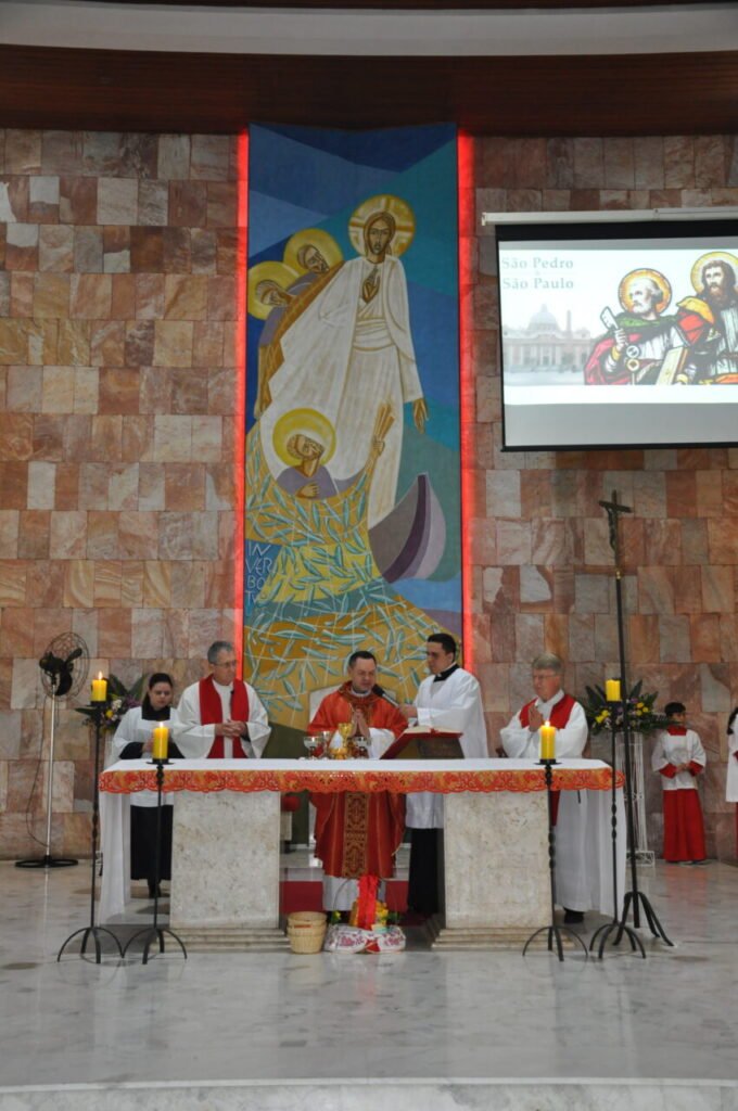 Dom Cícero preside missas com Crismas na Região Belém - Jornal O São Paulo