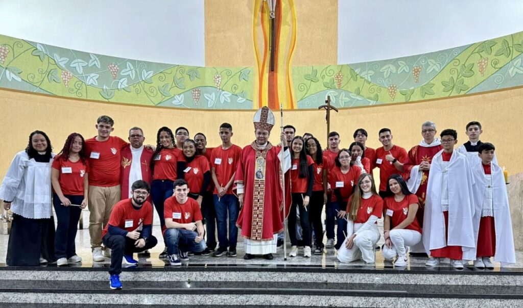 Dom Cícero preside missas com Crisma e se encontra com religiosas - Jornal O São Paulo