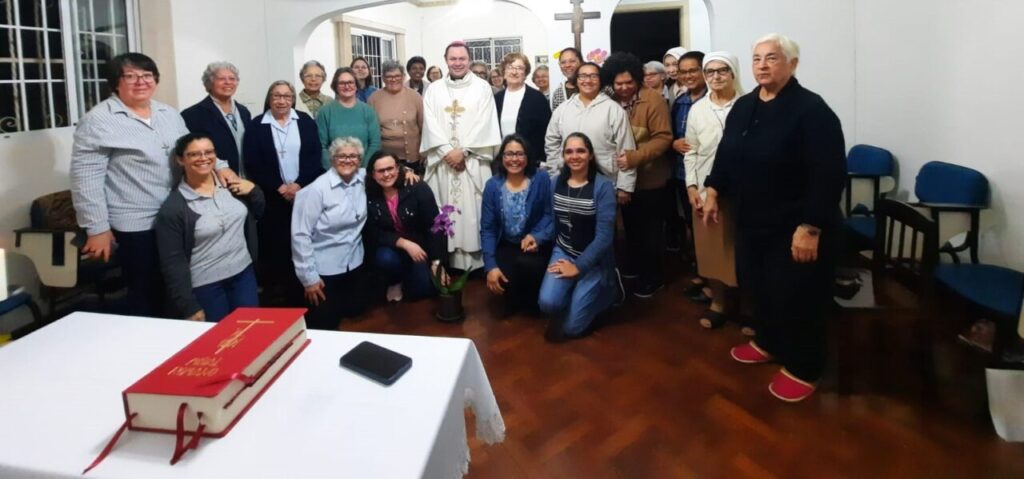Dom Cícero preside missas com Crisma e se encontra com religiosas - Jornal O São Paulo