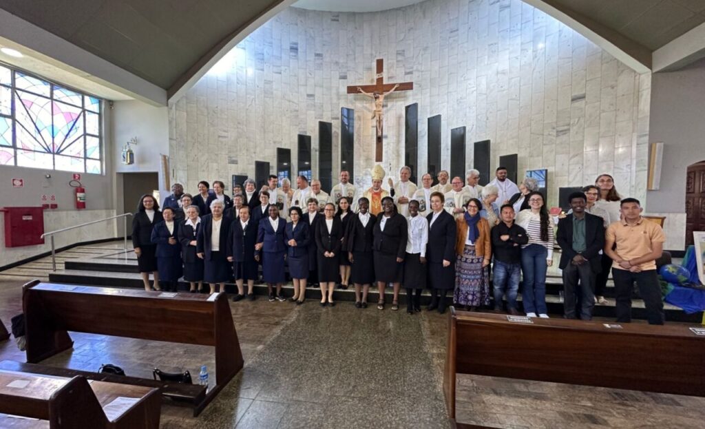 Restaurados pelo Espírito Santo, 128 acolhidos da Missão Belém são crismados - Jornal O São Paulo