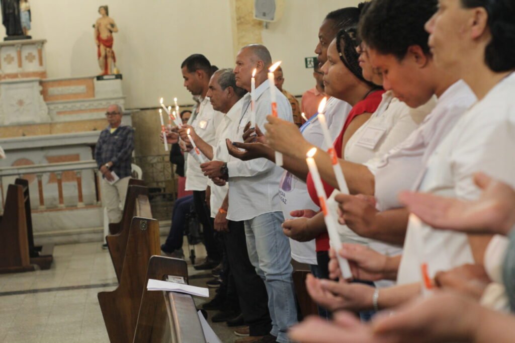 Restaurados pelo Espírito Santo, 128 acolhidos da Missão Belém são crismados - Jornal O São Paulo