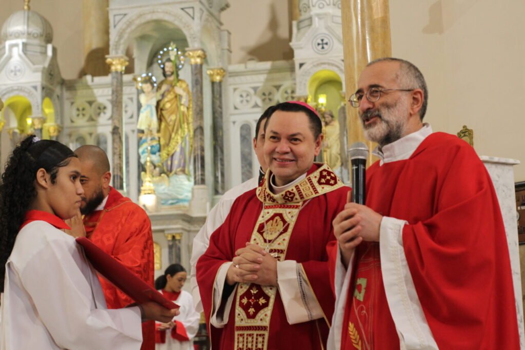 Restaurados pelo Espírito Santo, 128 acolhidos da Missão Belém são crismados - Jornal O São Paulo