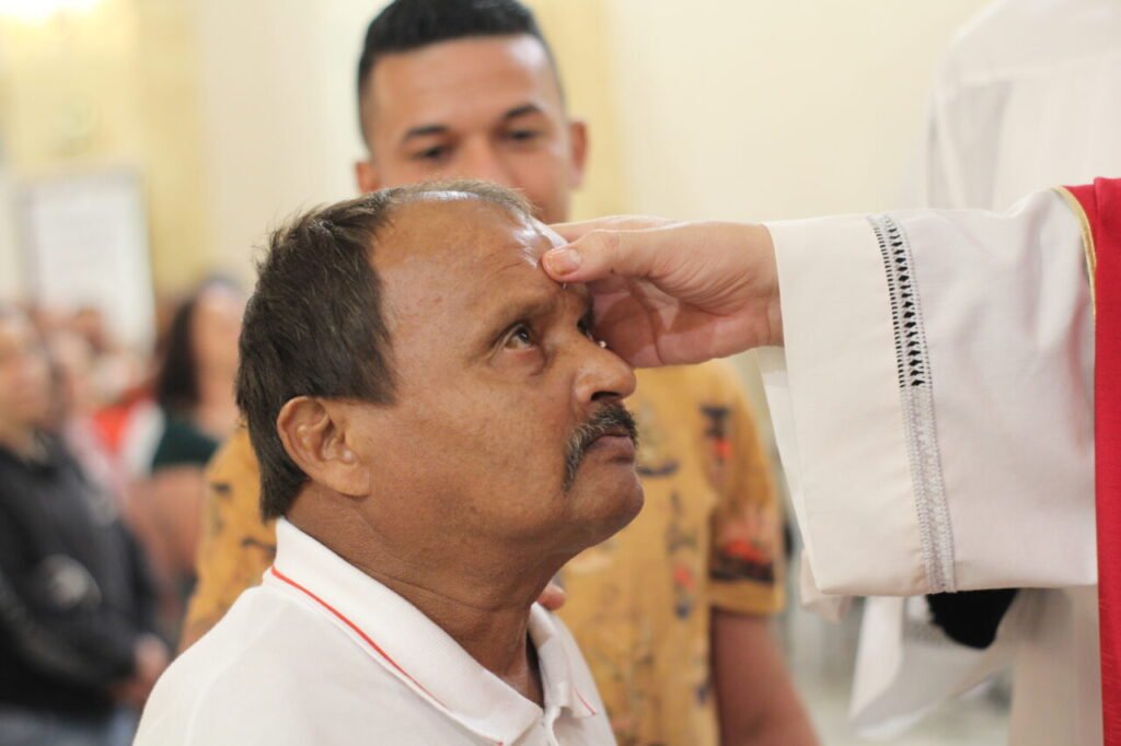 Restaurados pelo Espírito Santo, 128 acolhidos da Missão Belém são crismados - Jornal O São Paulo