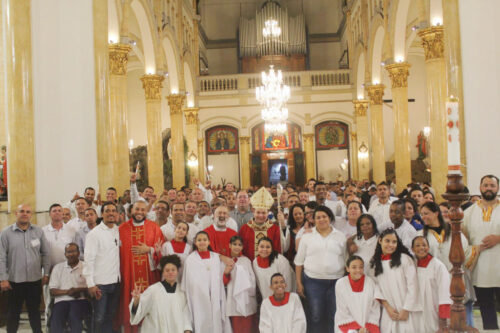 Restaurados pelo Espírito Santo, 128 acolhidos da Missão Belém são crismados - Jornal O São Paulo