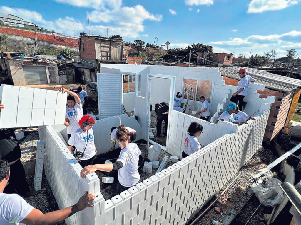 Plástico reciclado é convertido em casas populares na Grande São Paulo
