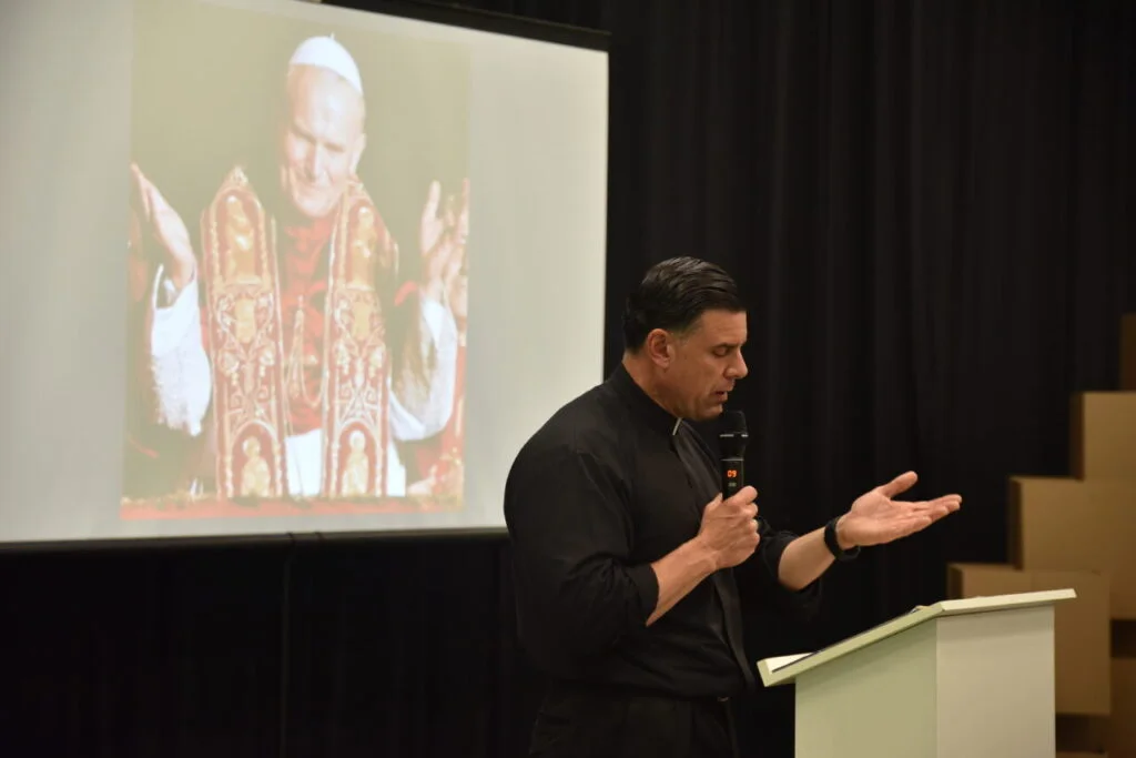 Estande da Arquidiocese recebe autoridades e personalidades na ExpoCatólica - Jornal O São Paulo