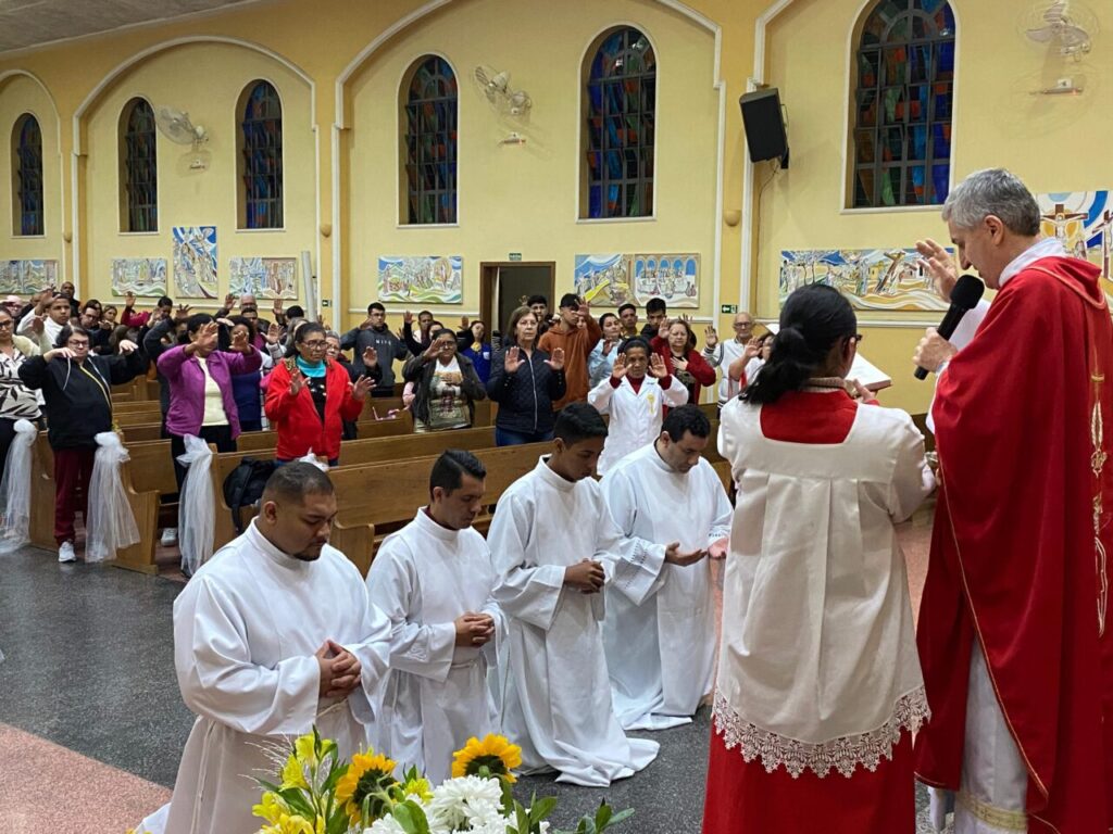 Seminaristas partem em missão para anunciar o Evangelho de Cristo a toda a cidade - Jornal O São Paulo