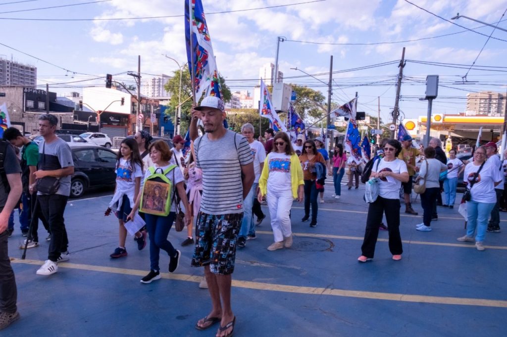 Maria, ‘Mãe dos Jovens’ caminha pelas ruas da Mooca - Jornal O São Paulo