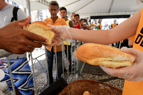 A caridade e o cuidado com os pobres  - Jornal O São Paulo