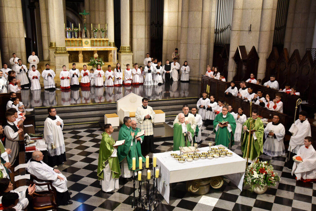 Dom Odilo aos coroinhas: ‘Vocês têm a alegria de servir ao mistério da Eucaristia’ - Jornal O São Paulo