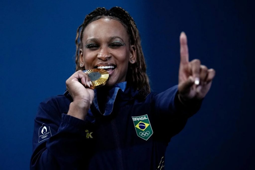 Das horas no asfalto ao ouro no solo: Rebeca Andrade alcança o auge em Paris 2024 - Jornal O São Paulo