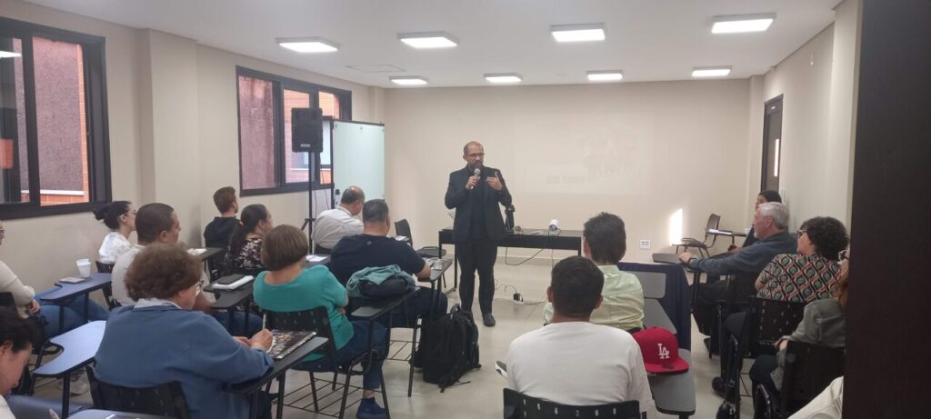 Dom Rogério Augusto das Neves dialoga com membros da Pascom - Jornal O São Paulo