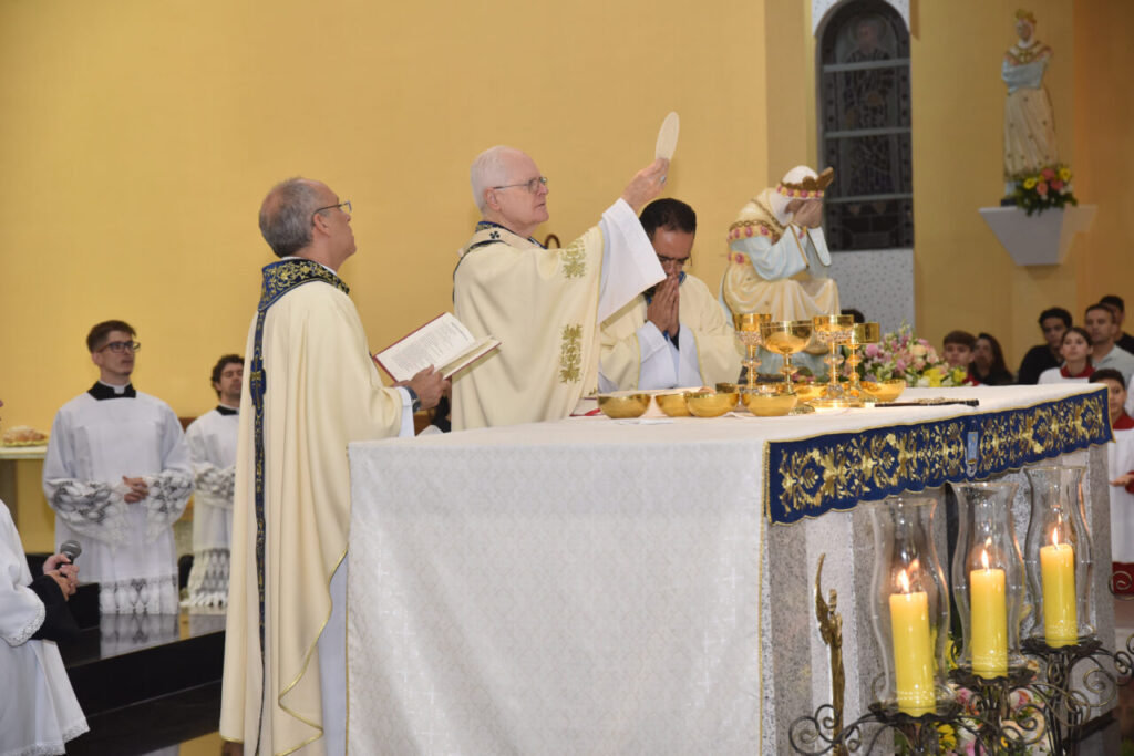 Dom Odilo entrega a Padres Saletinos o estatuto do Santuário Arquidiocesano Nossa Senhora da Salette - Jornal O São Paulo