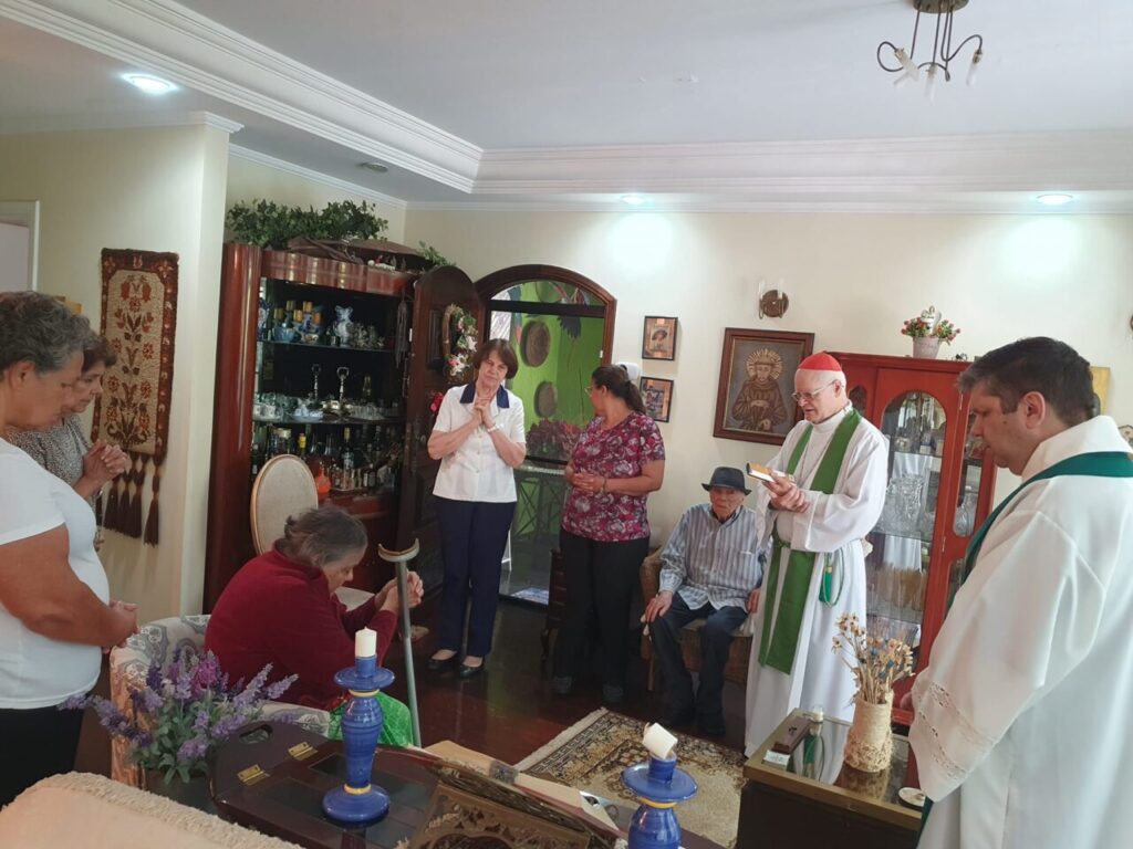 Na Paróquia São Pedro Apóstolo, Dom Odilo fala sobre a missão da Igreja e visita enfermos e estudantes - Jornal O São Paulo